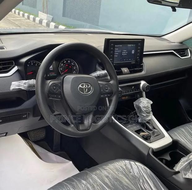 Toyota RAV4 XLE 2021 Silver