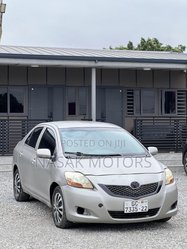 Toyota Yaris Base Sedan 4dr 2010 Silver