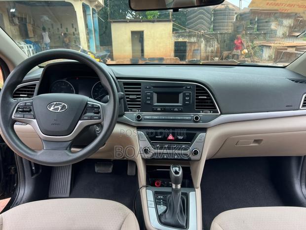 Hyundai Elantra Limited Sedan FWD (2.0L 4cyl 6A) 2017 Black