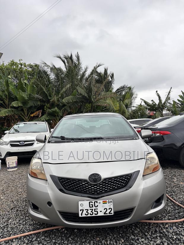 Toyota Yaris Base Sedan 4dr 2010 Silver
