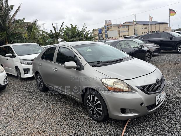Toyota Yaris Base Sedan 4dr 2010 Silver