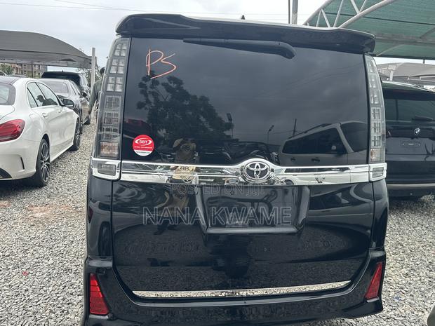 Toyota Voxy V 4WD 8-Seater 2017 Black