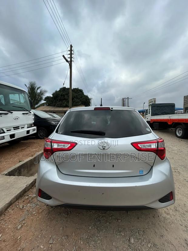 Toyota Vitz 2017 Silver