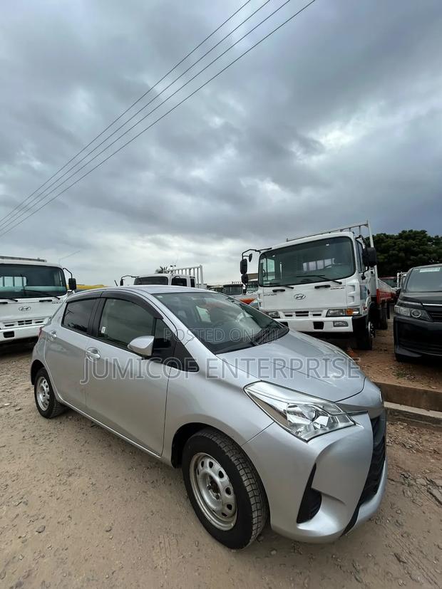Toyota Vitz 2017 Silver