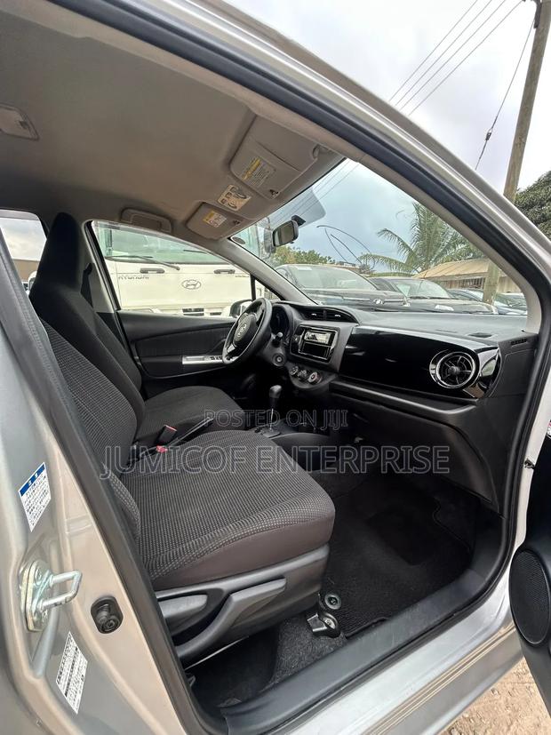 Toyota Vitz 2017 Silver