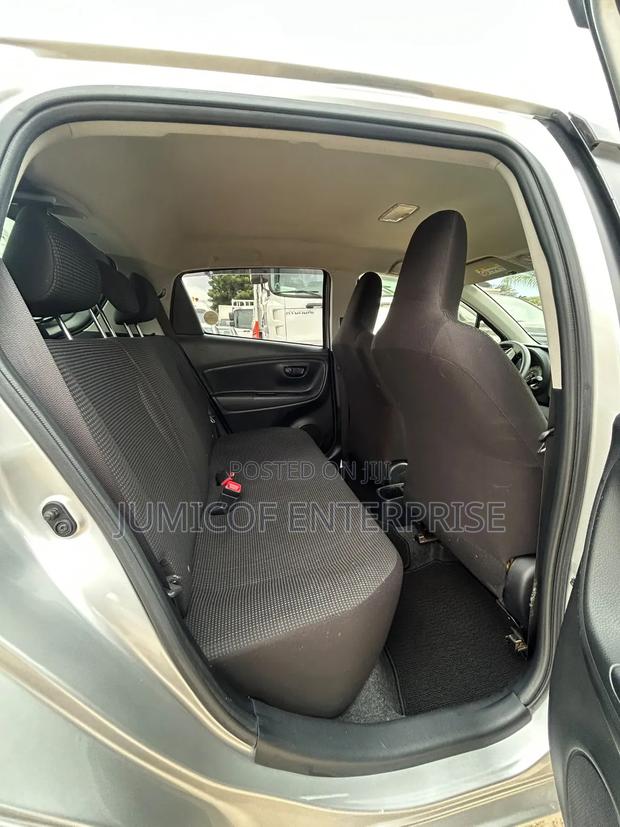 Toyota Vitz 2017 Silver