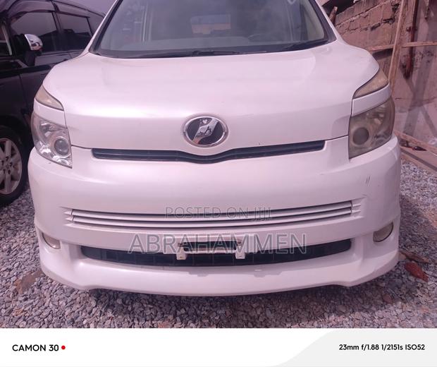 Toyota Voxy V 2WD 8-Seater 2013 White