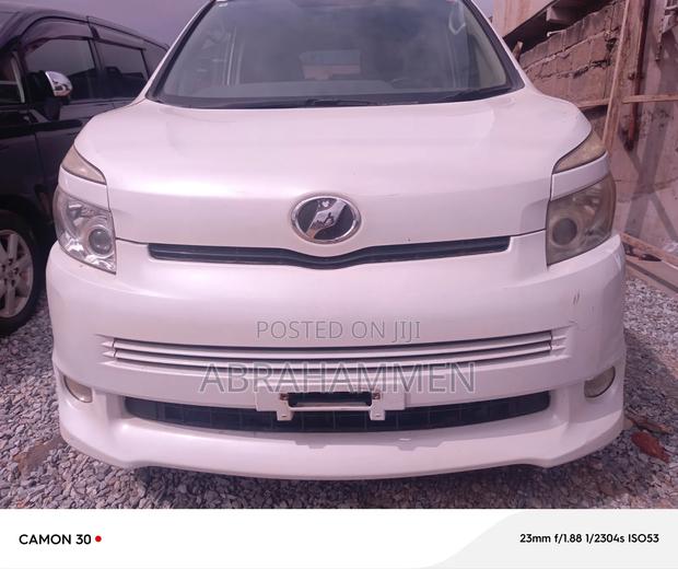 Toyota Voxy V 2WD 8-Seater 2013 White