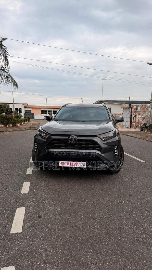 Toyota RAV4 XLE 2021 Gray