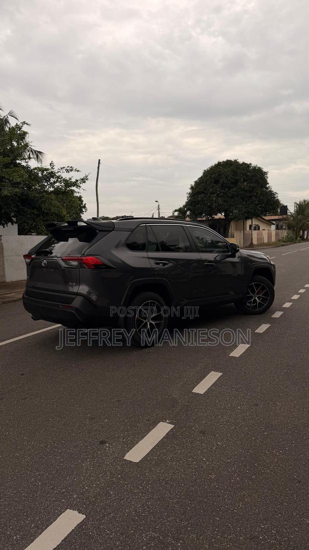 Toyota RAV4 XLE 2021 Gray