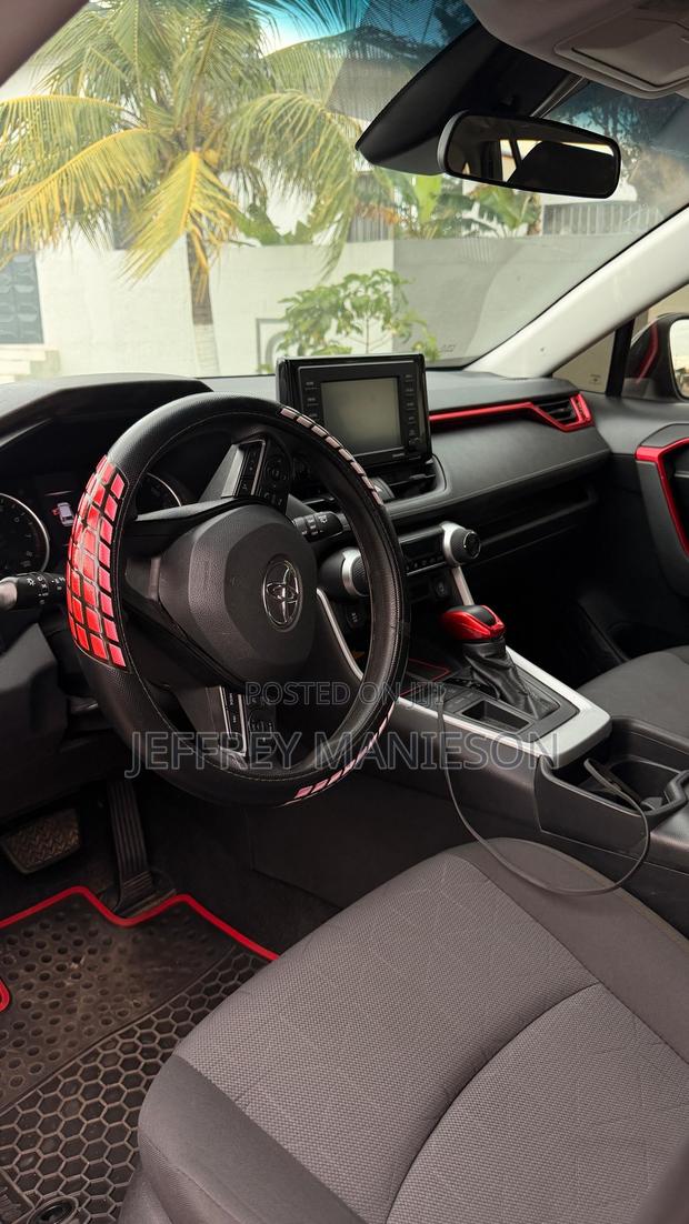 Toyota RAV4 XLE 2021 Gray