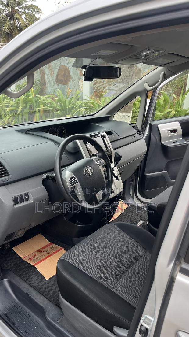 Toyota Voxy X L Edition 2WD 8-Seater 2012 Silver
