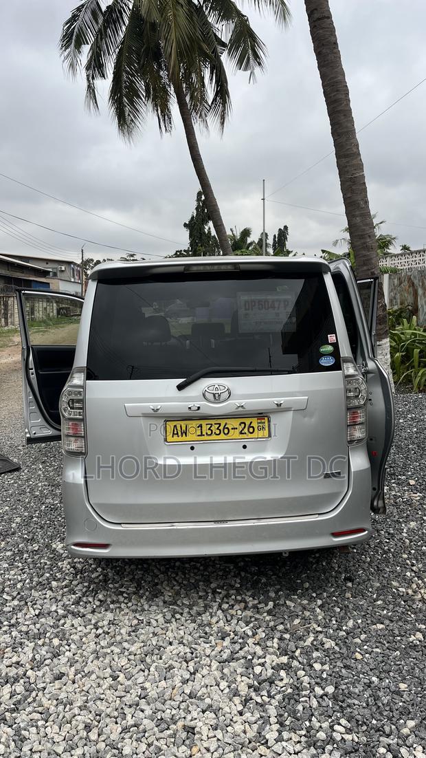 Toyota Voxy X L Edition 2WD 8-Seater 2012 Silver