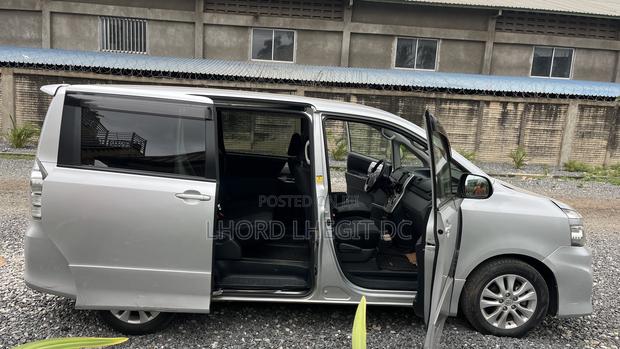 Toyota Voxy X L Edition 2WD 8-Seater 2012 Silver