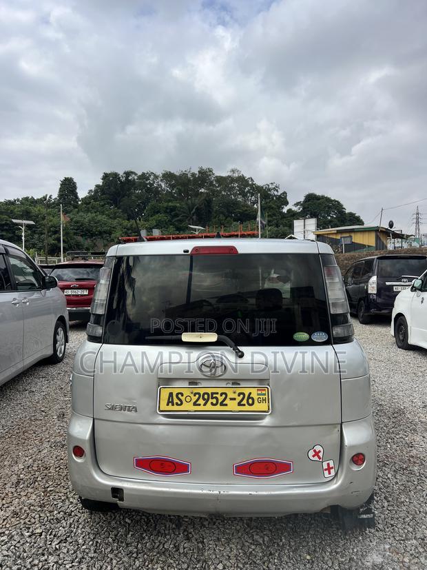 Toyota Sienta 2013 Silver