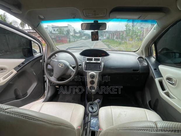 Toyota Vitz 1.0 FWD 3dr 2009 White
