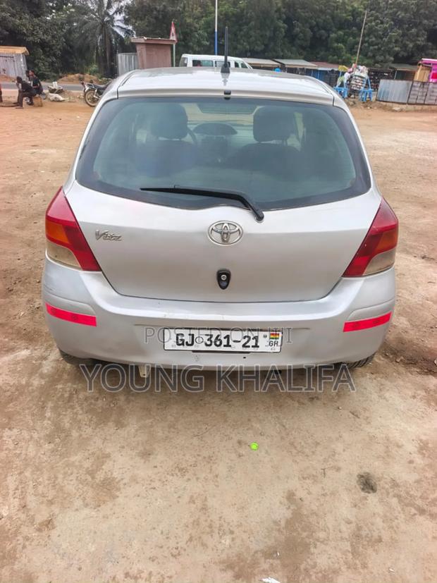Toyota Vitz 2010 Silver
