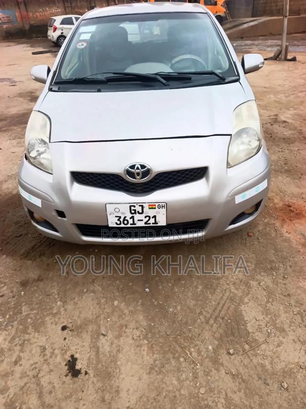 Toyota Vitz 2010 Silver