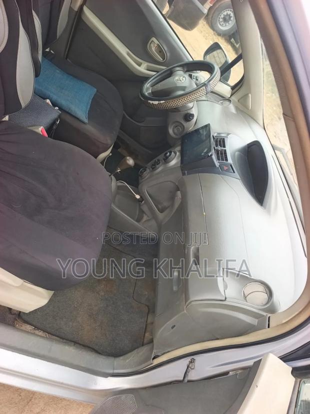Toyota Vitz 2010 Silver