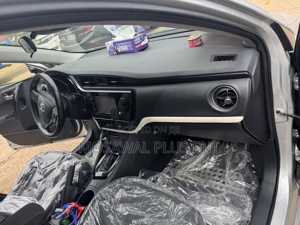 Toyota Corolla LE (1.8L 4cyl 2A) 2018 Silver