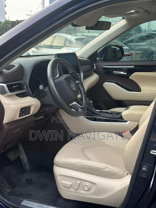 Toyota Highlander XLE 2022 Blue