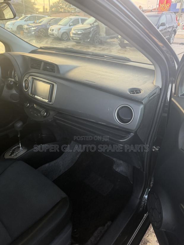 Toyota Vitz 1.3 FWD 5dr 2013 Black