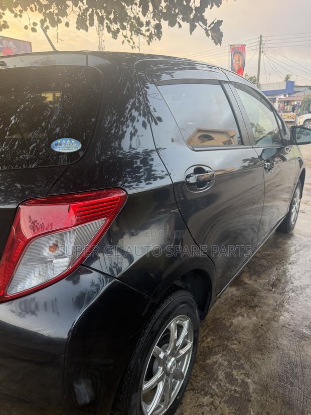 Toyota Vitz 1.3 FWD 5dr 2013 Black