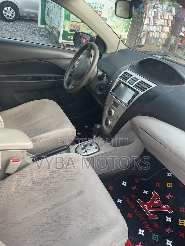 Toyota Belta 2010 Silver