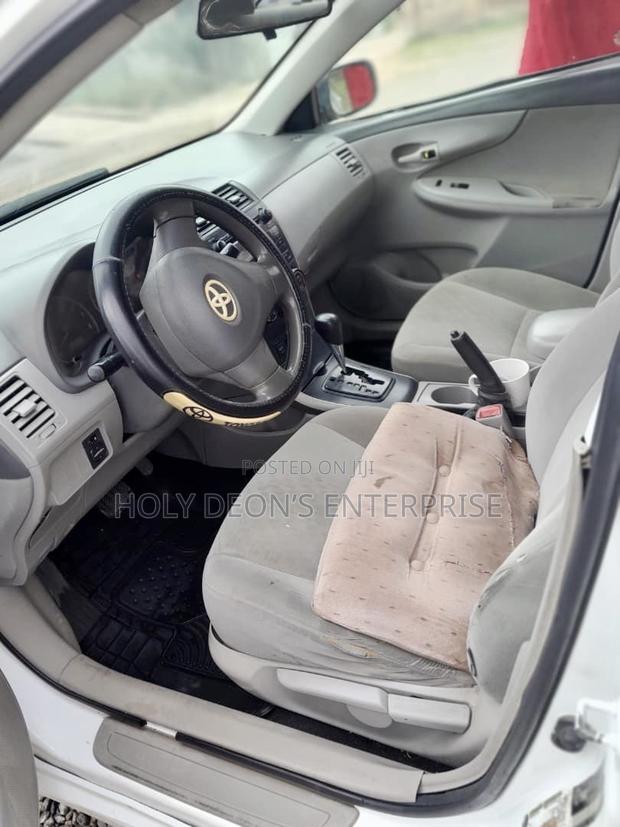 Toyota Corolla LE 4dr Sedan (1.8L 4cyl 4A) 2010 White