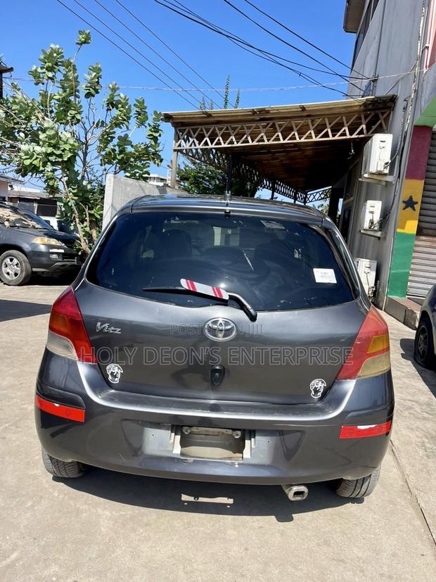 Toyota Vitz 1.3 AWD 5dr 2010 Gray