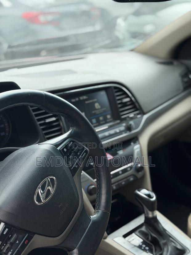 Hyundai Elantra Limited Sedan FWD (2.0L 4cyl 6A) 2017 Red