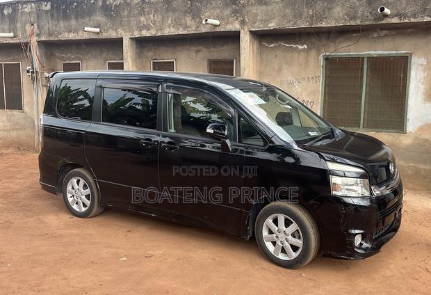 Toyota Voxy V 2WD 8-Seater 2011 Black