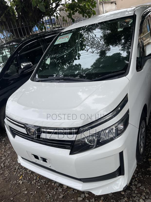 Toyota Voxy X C Package 2WD 8-Seater 2017 White