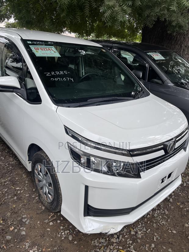 Toyota Voxy X C Package 2WD 8-Seater 2017 White