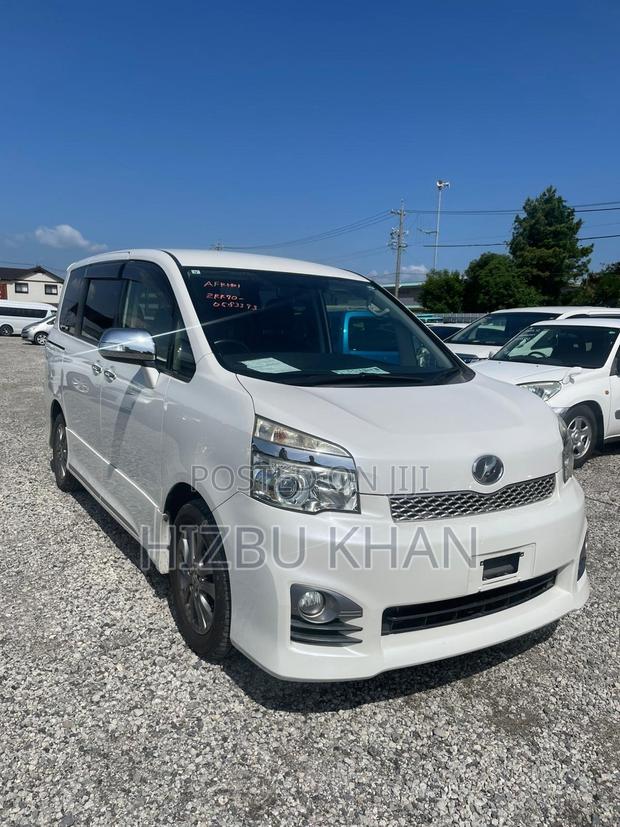 Toyota Voxy ZS 2WD 7-Seater 2013 White