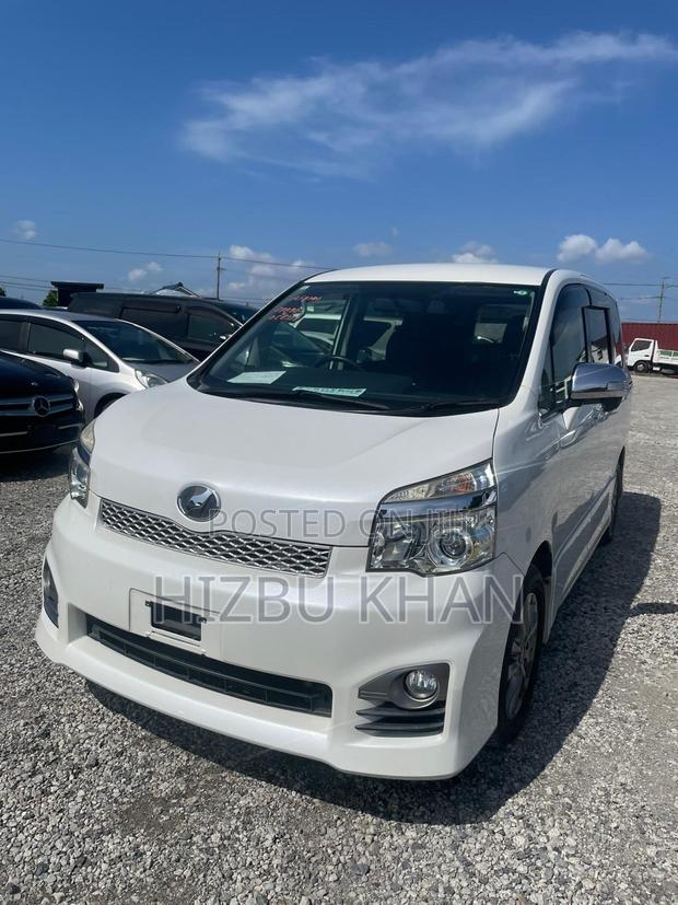 Toyota Voxy ZS 2WD 7-Seater 2013 White