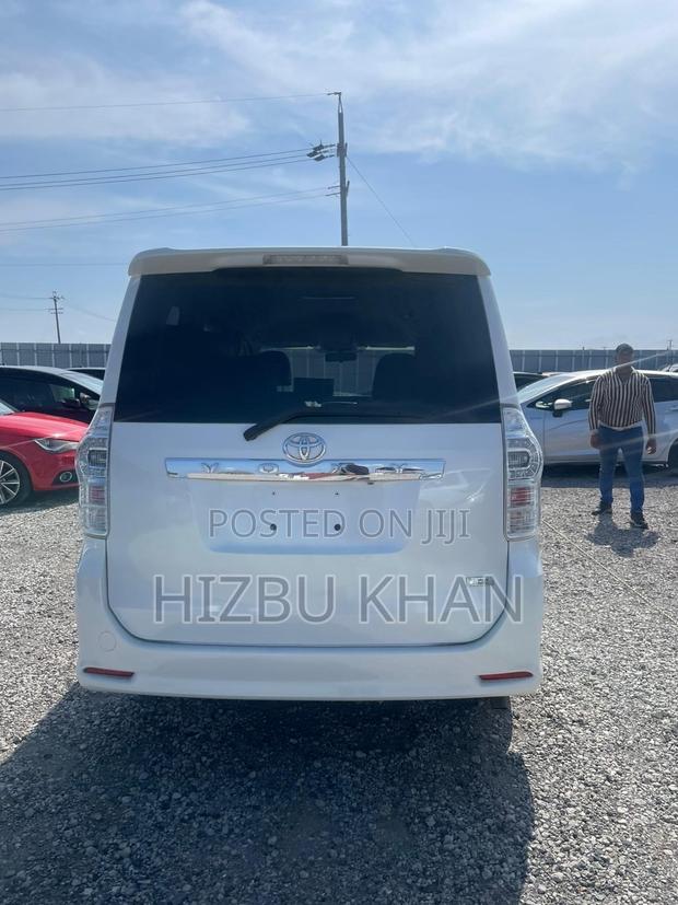 Toyota Voxy ZS 2WD 7-Seater 2013 White