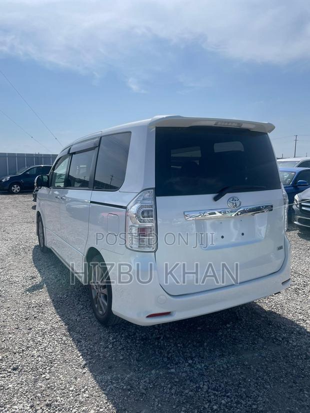Toyota Voxy ZS 2WD 7-Seater 2013 White