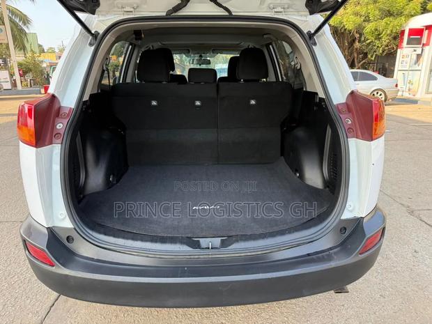 Toyota RAV4 XLE 4dr SUV (2.5L 4cyl 6A) 2015 White