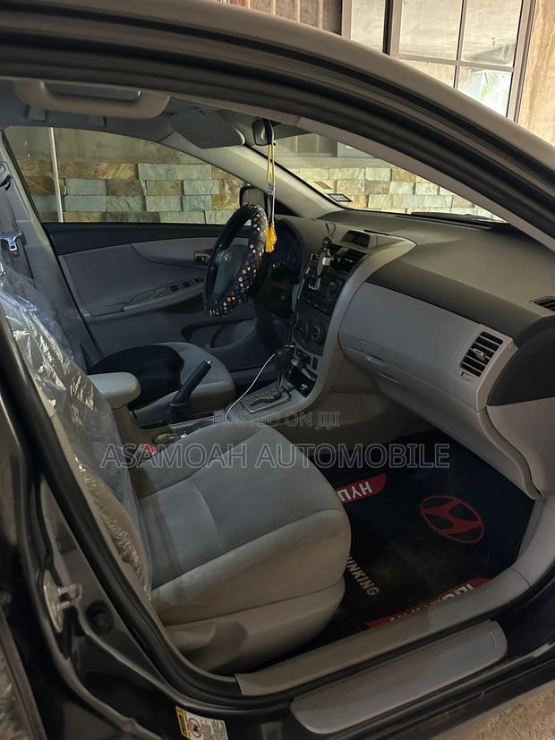 Toyota Corolla L 4-Speed Automatic 2013 Gray