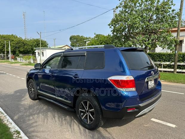 Toyota Highlander SE 2012 Blue