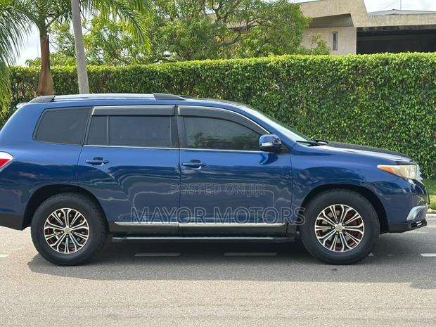 Toyota Highlander SE 2012 Blue
