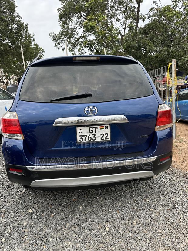 Toyota Highlander SE 2012 Blue