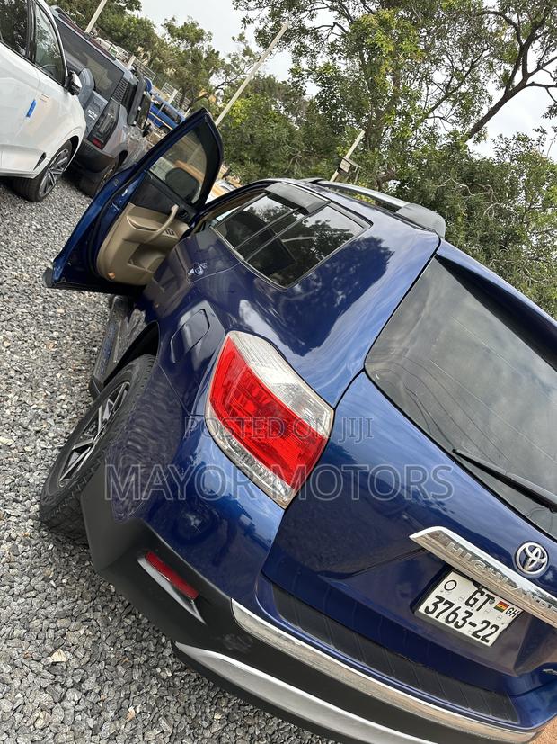Toyota Highlander SE 2012 Blue