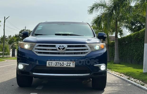 Toyota Highlander SE 2012 Blue