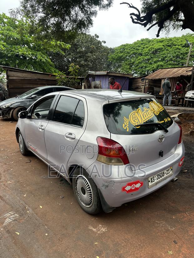 Toyota Vitz 2010 Silver