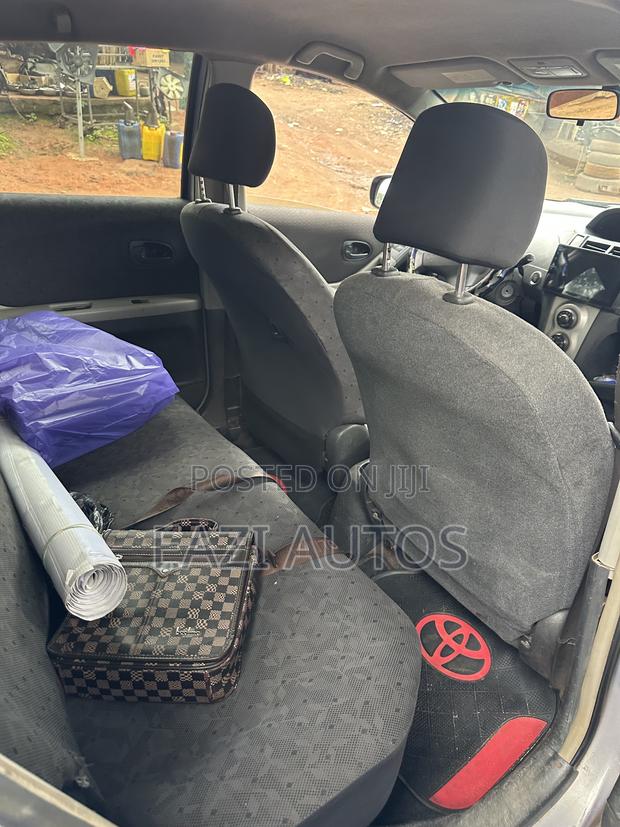 Toyota Vitz 2010 Silver