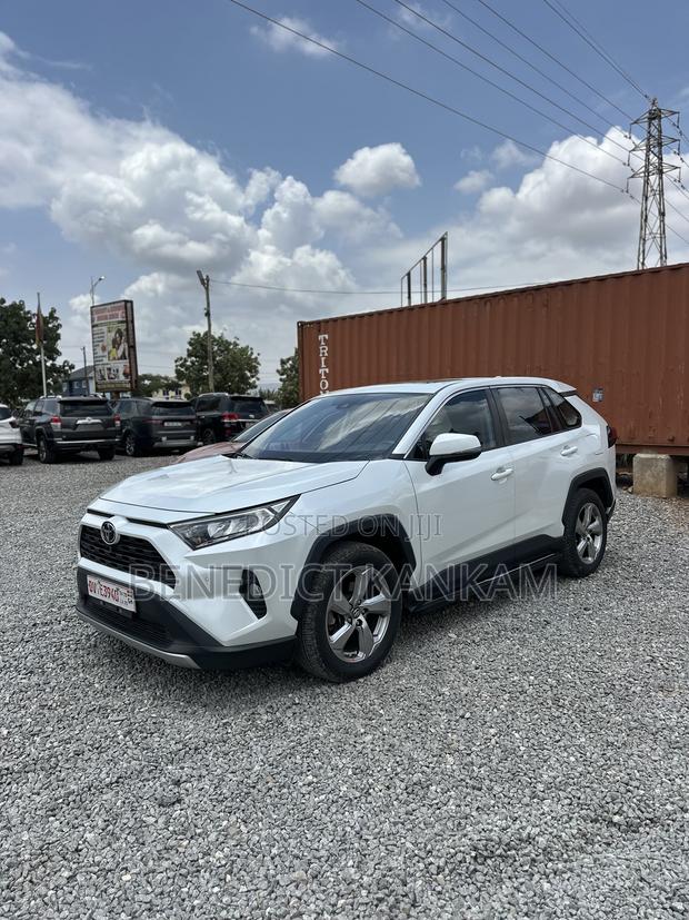 Toyota RAV4 XLE FWD 2023 White