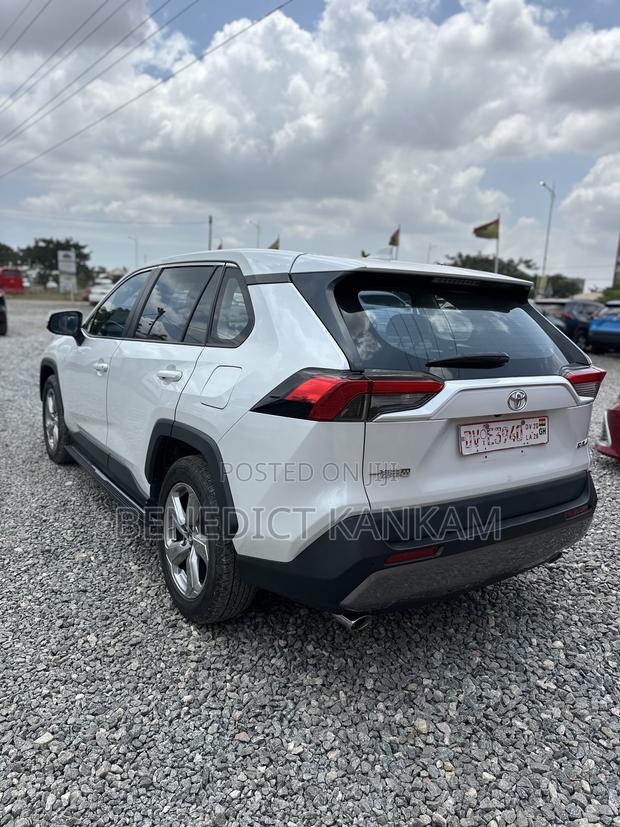 Toyota RAV4 XLE FWD 2023 White