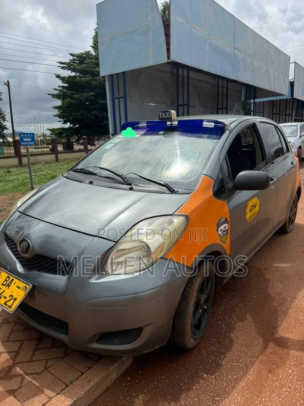 Toyota Vitz 1.0 FWD 5dr 2010 Gray